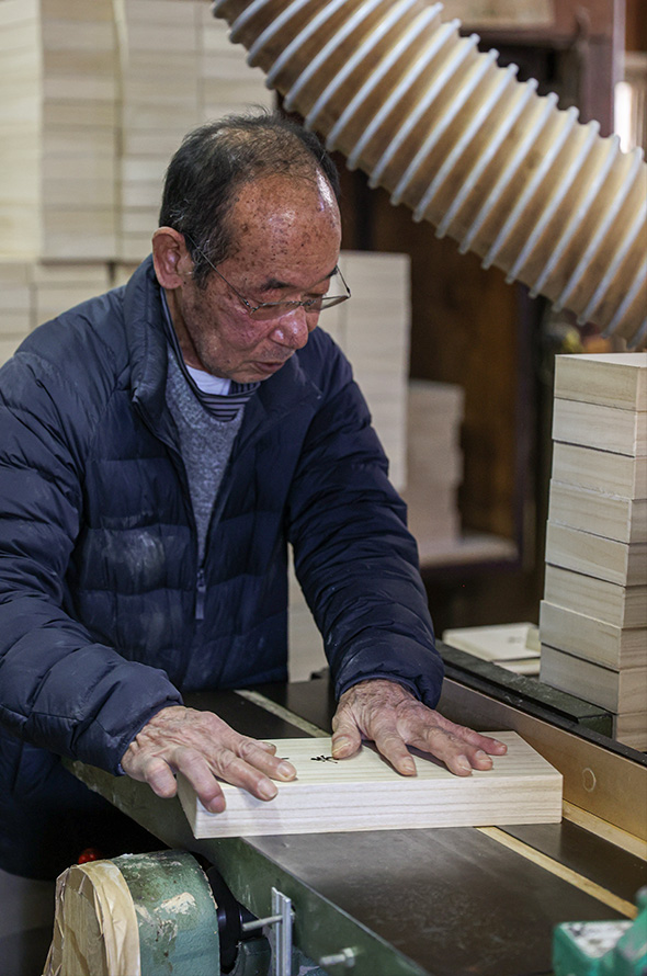 年輪がそろった樹齢100年以上の美しい杉が使われています。