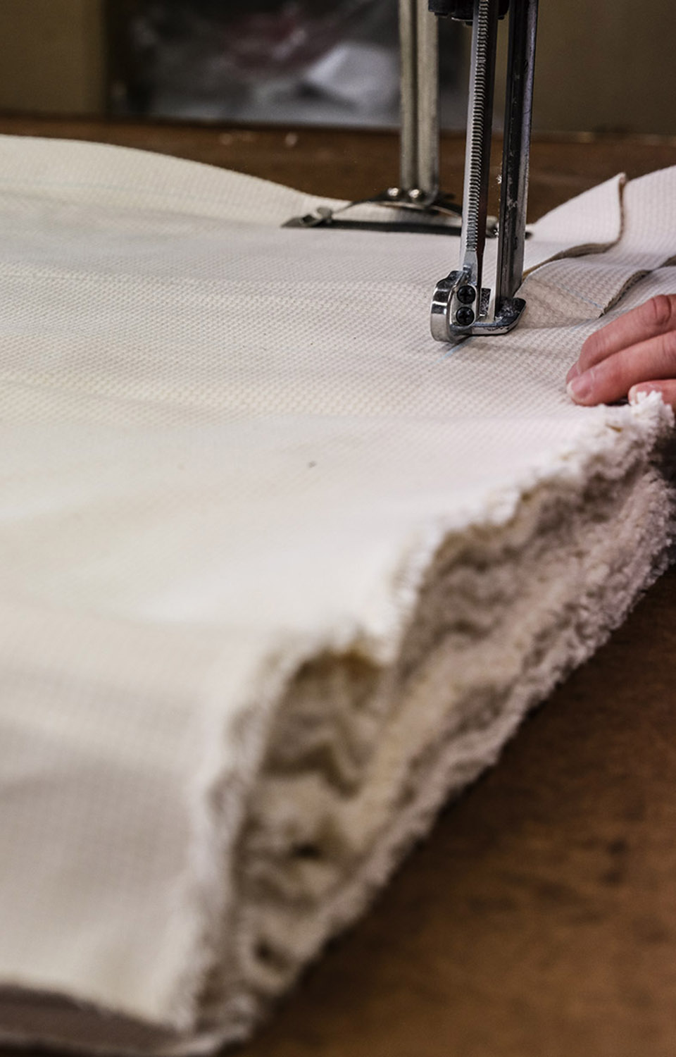   三河木綿刺し子織りの生地は、ぷっくりとした凹凸が特徴で、耐久性・耐火性・保湿性・吸湿性に優れた丈夫な生地です。