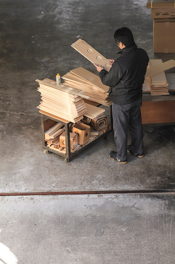 木曾谷国有林で産する天然木曽檜で樹齢300年前後の材料を使用しています。 