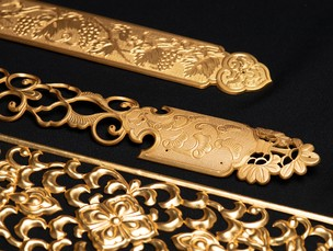 「錺（かざり）金具」とは、社寺、仏壇仏具、山車・神輿など祭礼具を「より華やかにより荘厳に飾る」装飾金具のことです。